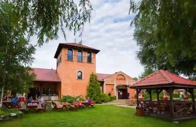 Hotel Ognisty Ptak - vaade hoonele ja järvele